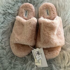Old Navy Girls pink fluffy slippers - new with tags - size girls xxl (5-6)